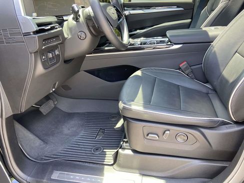 Certified 2025 Cadillac Escalade Sport AWD/4WD image 22