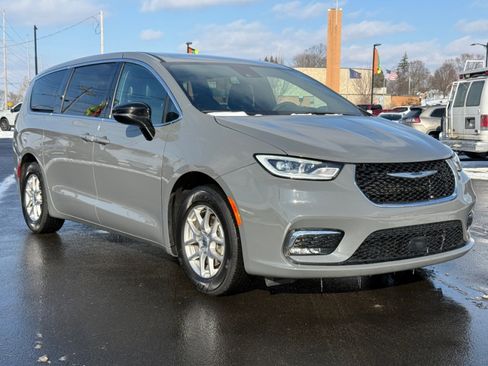 Used 2025 Chrysler Pacifica Select image 2