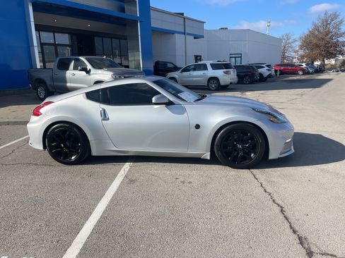 Used 2017 Nissan 370Z Coupe image 2
