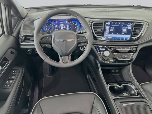 Used 2025 Chrysler Pacifica Limited image 26