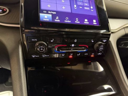 Used 2025 Jeep Grand Cherokee Altitude AWD/4WD image 16