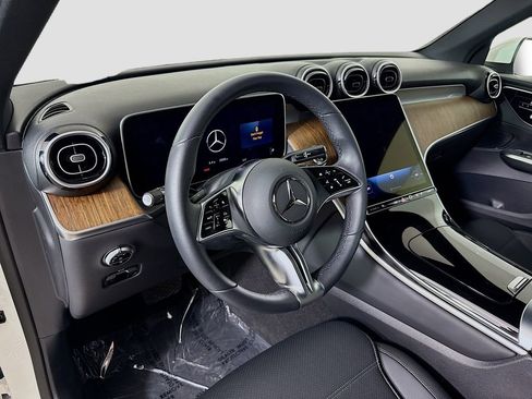 Used 2025 Mercedes-Benz GLC 300 4MATIC image 9