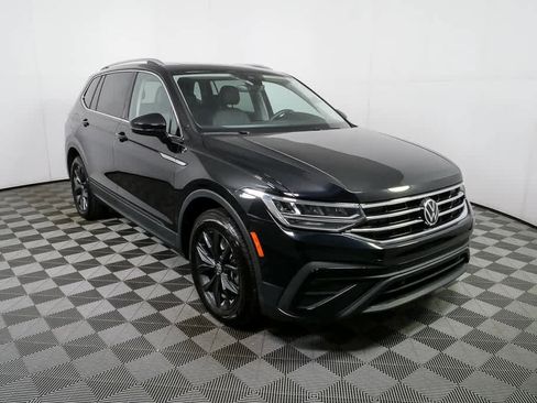 Used 2024 Volkswagen Tiguan SE w/ Panoramic Sunroof Package image 1