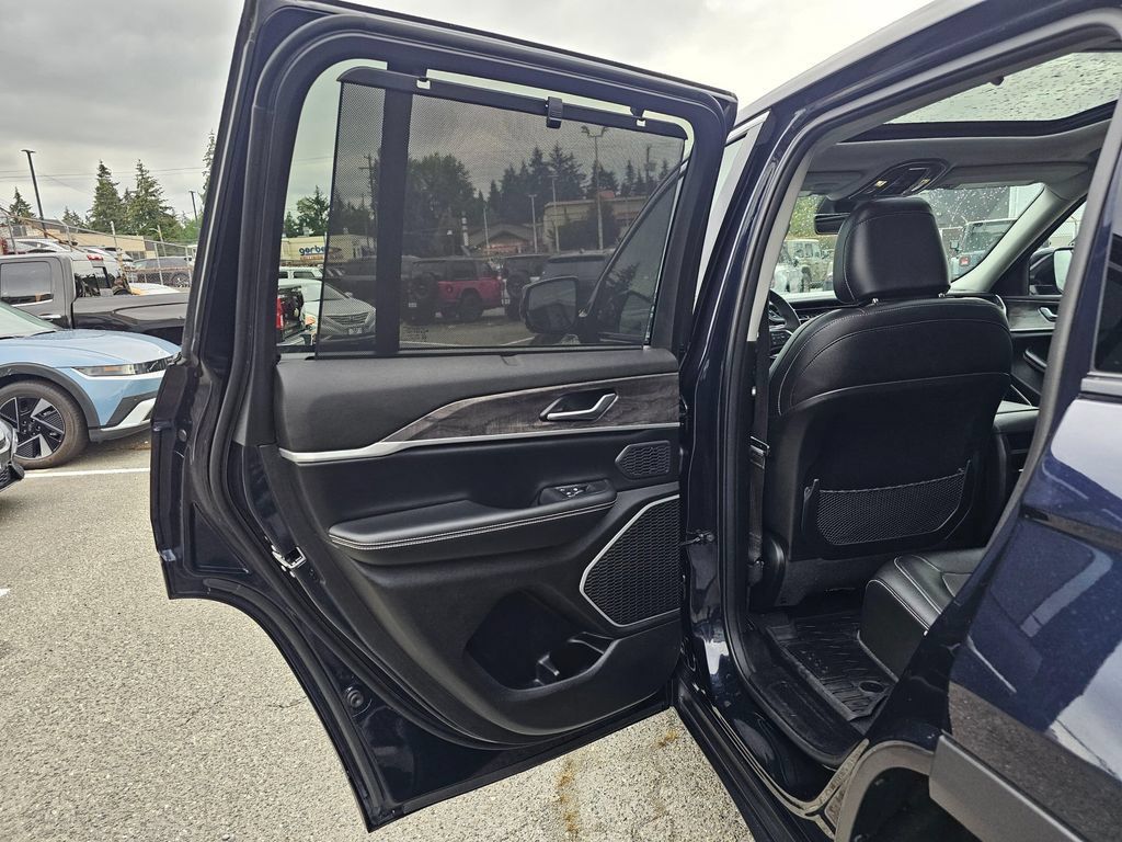 Used 2023 Jeep Grand Cherokee 4WD 4xe w/ Luxury Tech Group II image 16