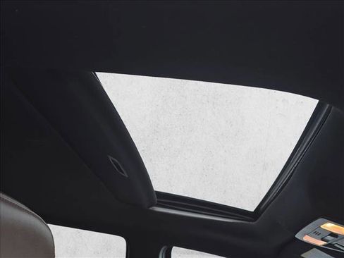 Used 2016 Toyota Tacoma Limited w/ Towing Package image 24