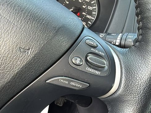 Used 2020 Nissan Pathfinder SL image 11