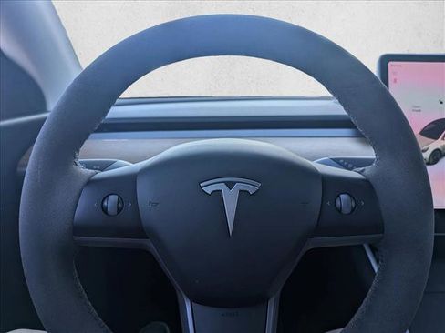 Used 2021 Tesla Model Y Long Range image 11