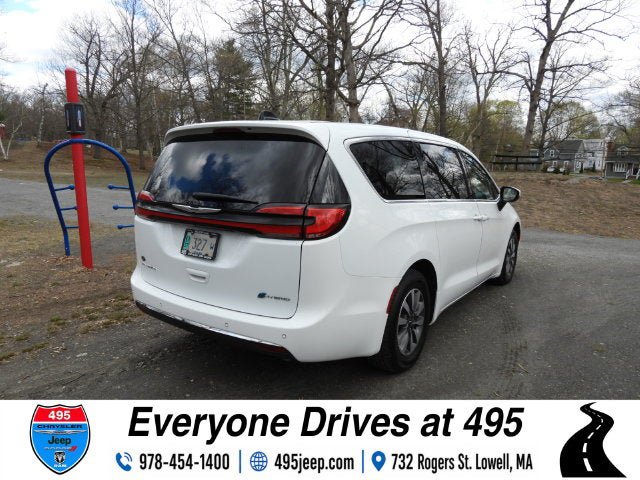 Used 2023 Chrysler Pacifica Touring-L FWD image 5