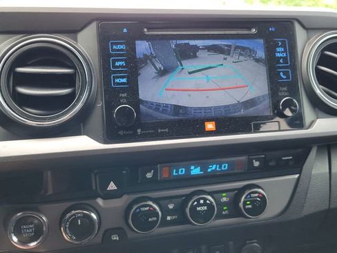 Used 2017 Toyota Tacoma TRD Off-Road AWD/4WD image 15