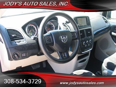 Used 2018 Dodge Grand Caravan SE w/ UConnect Hands-Free Group FWD image 2