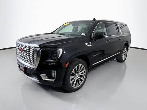 Used 2021 GMC Yukon XL Denali w/ Denali Premium Package AWD/4WD image 3