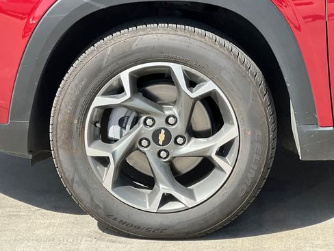 Used 2025 Chevrolet Trax LT FWD image 12