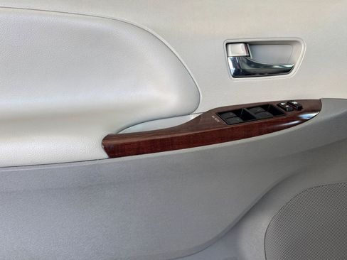 Used 2013 Toyota Sienna XLE FWD image 12