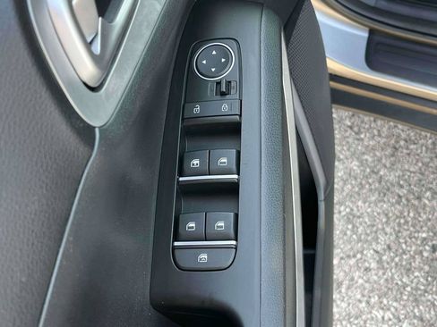 Used 2025 Kia Soul LX w/ LX Technology Package FWD image 14