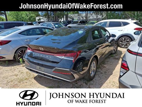 Used 2025 Hyundai Elantra SE FWD image 4