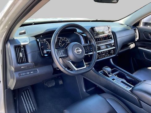 Used 2025 Nissan Pathfinder SL FWD image 16