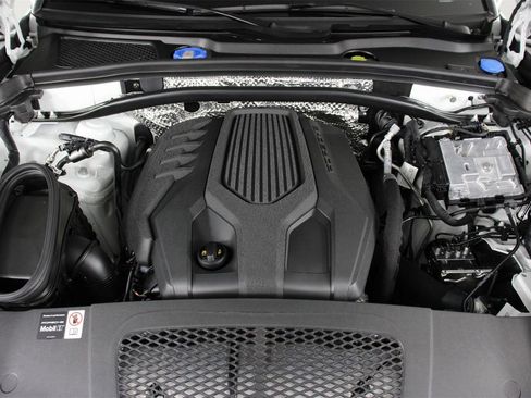 Used 2025 Porsche Macan image 26