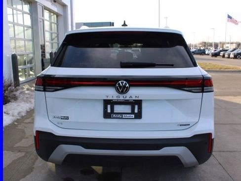 Used 2025 Volkswagen Tiguan SE image 7