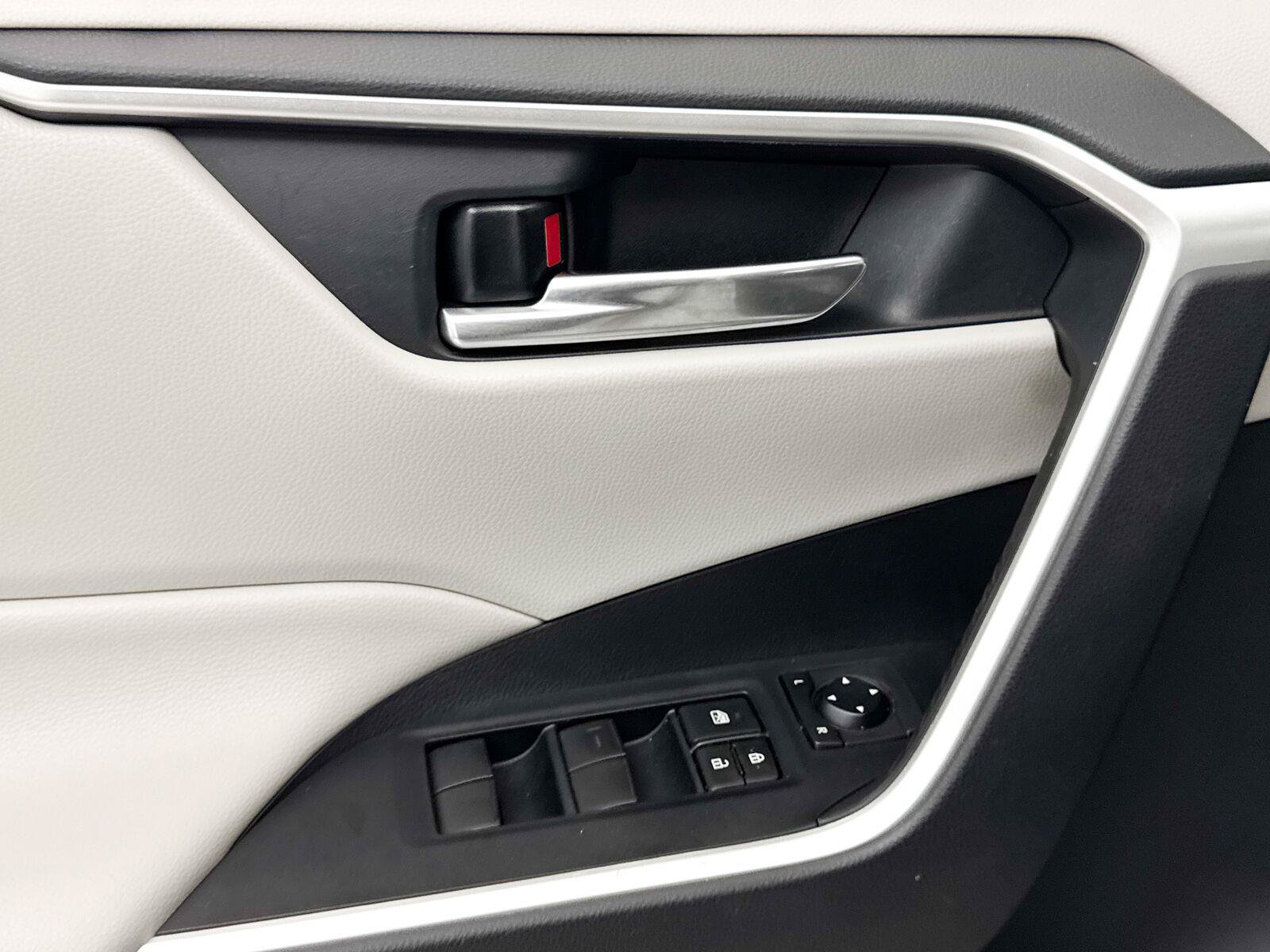 Used 2020 Toyota RAV4 XLE w/ Convenience Package FWD image 21