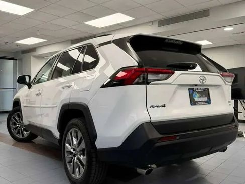 Used 2019 Toyota RAV4 XLE Premium w/ Cold Weather Package AWD/4WD image 4