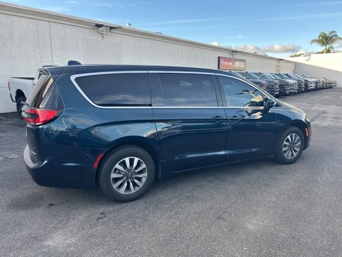 Used 2022 Chrysler Pacifica Touring-L image 6