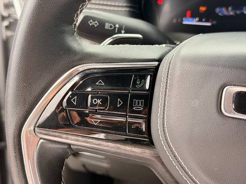 Used 2022 Jeep Grand Cherokee Overland w/ Luxury Tech Group IV AWD/4WD image 20