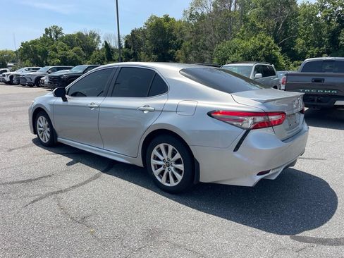 Used 2019 Toyota Camry SE FWD image 3
