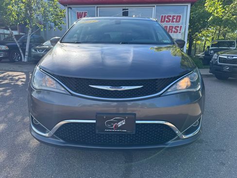 Used 2019 Chrysler Pacifica Touring Plus FWD image 2