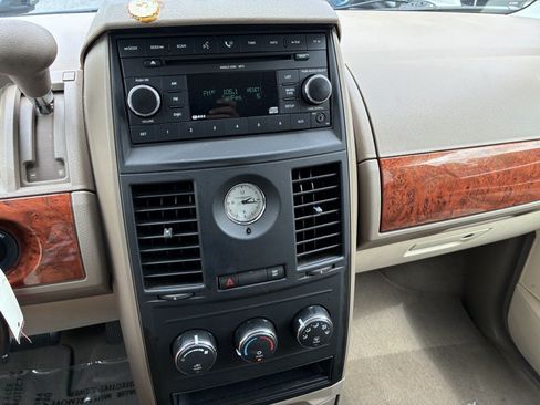 Used 2008 Chrysler Town & Country LX FWD image 10