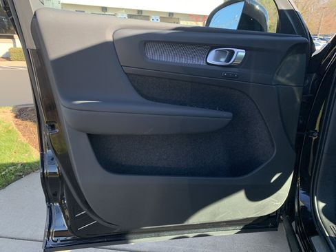 Used 2025 Volvo XC40 B5 Plus image 14