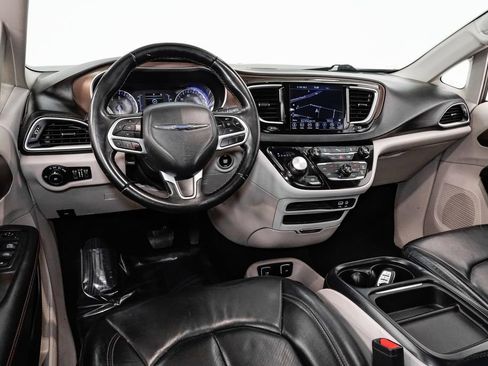 Used 2018 Chrysler Pacifica Touring-L image 6