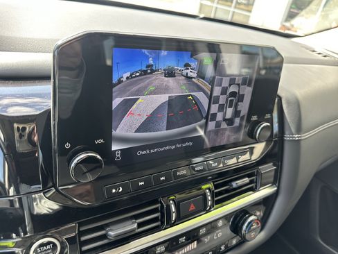 Used 2023 Nissan Pathfinder Platinum image 18