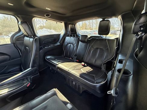 Used 2025 Chrysler Pacifica Limited image 30
