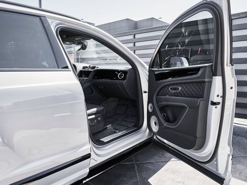 Used 2025 Bentley Bentayga AWD/4WD image 23