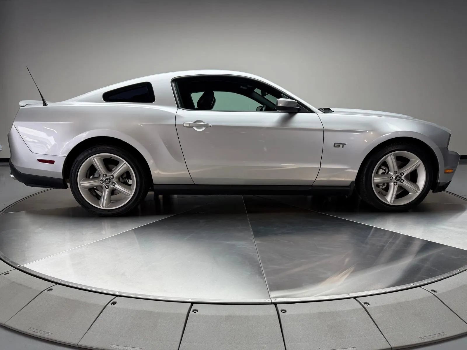 Used 2010 Ford Mustang GT RWD image 6