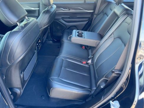 Used 2025 Jeep Grand Cherokee Limited w/ Black Appearance Package image 15