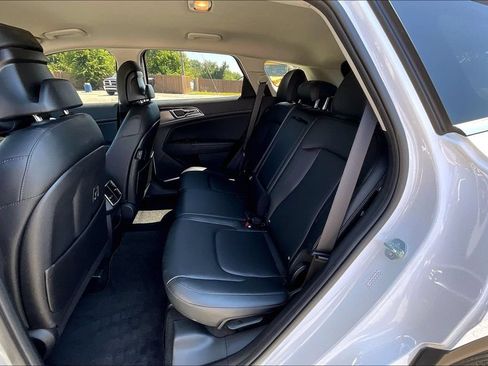 Used 2024 Kia Sportage EX FWD image 7