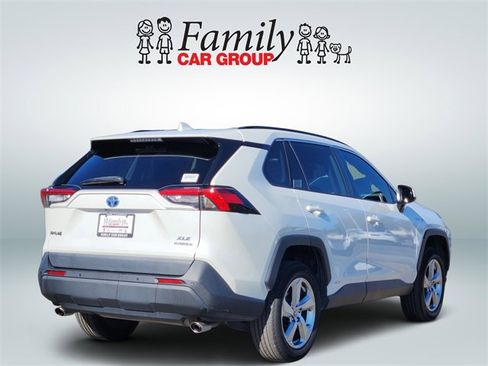 Used 2021 Toyota RAV4 XLE Premium image 4