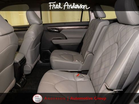 Used 2026 Toyota Highlander Platinum AWD/4WD image 10