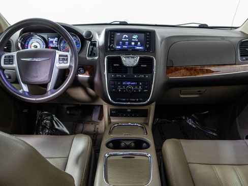 Used 2016 Chrysler Town & Country Touring-L w/ Driver Convenience Group image 27