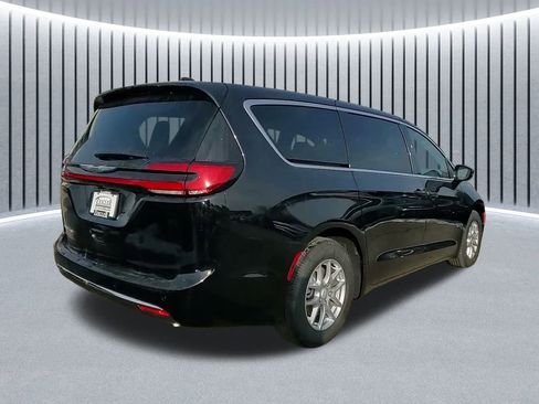 New 2026 Chrysler Pacifica Select image 9