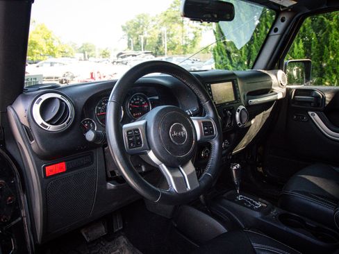 Used 2015 Jeep Wrangler Unlimited Rubicon AWD/4WD image 6