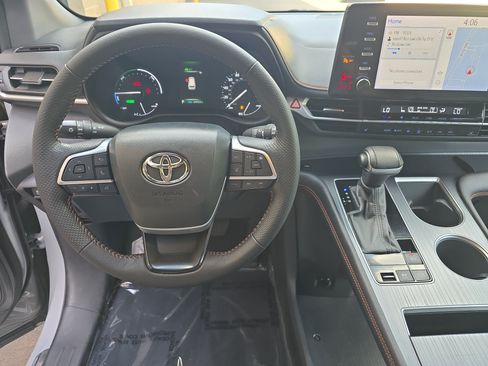 Used 2024 Toyota Sienna XSE FWD image 17