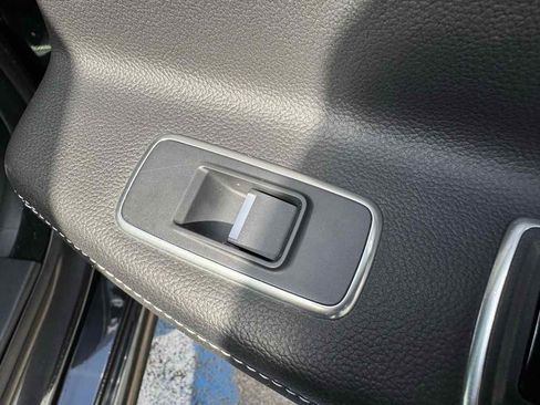 Used 2016 Jaguar XF S image 40