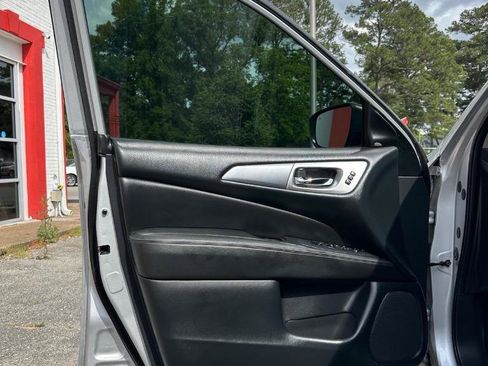 Used 2019 Nissan Pathfinder SL AWD/4WD image 14