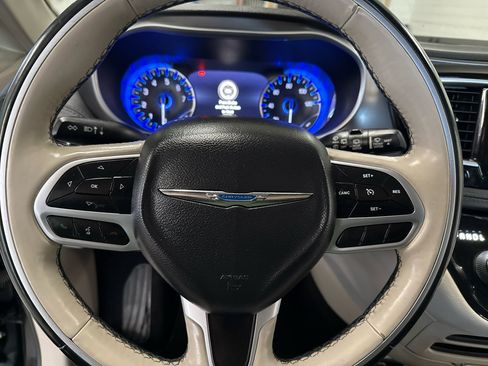 Used 2018 Chrysler Pacifica Limited image 11
