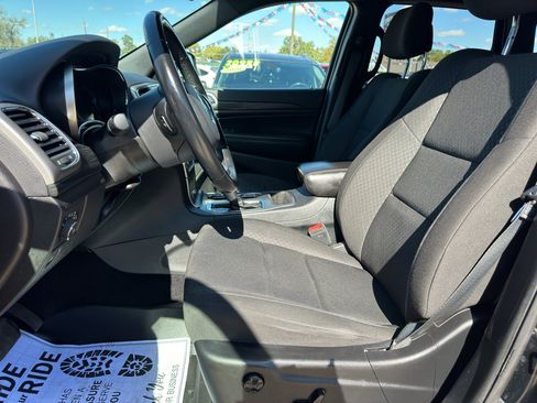 Used 2021 Jeep Grand Cherokee Laredo image 9