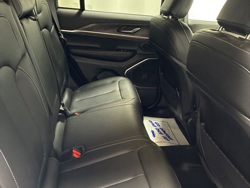 Used 2025 Jeep Grand Cherokee Limited image 24