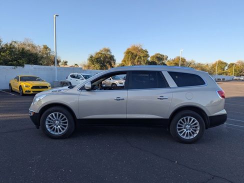 Used 2010 Buick Enclave CXL image 3