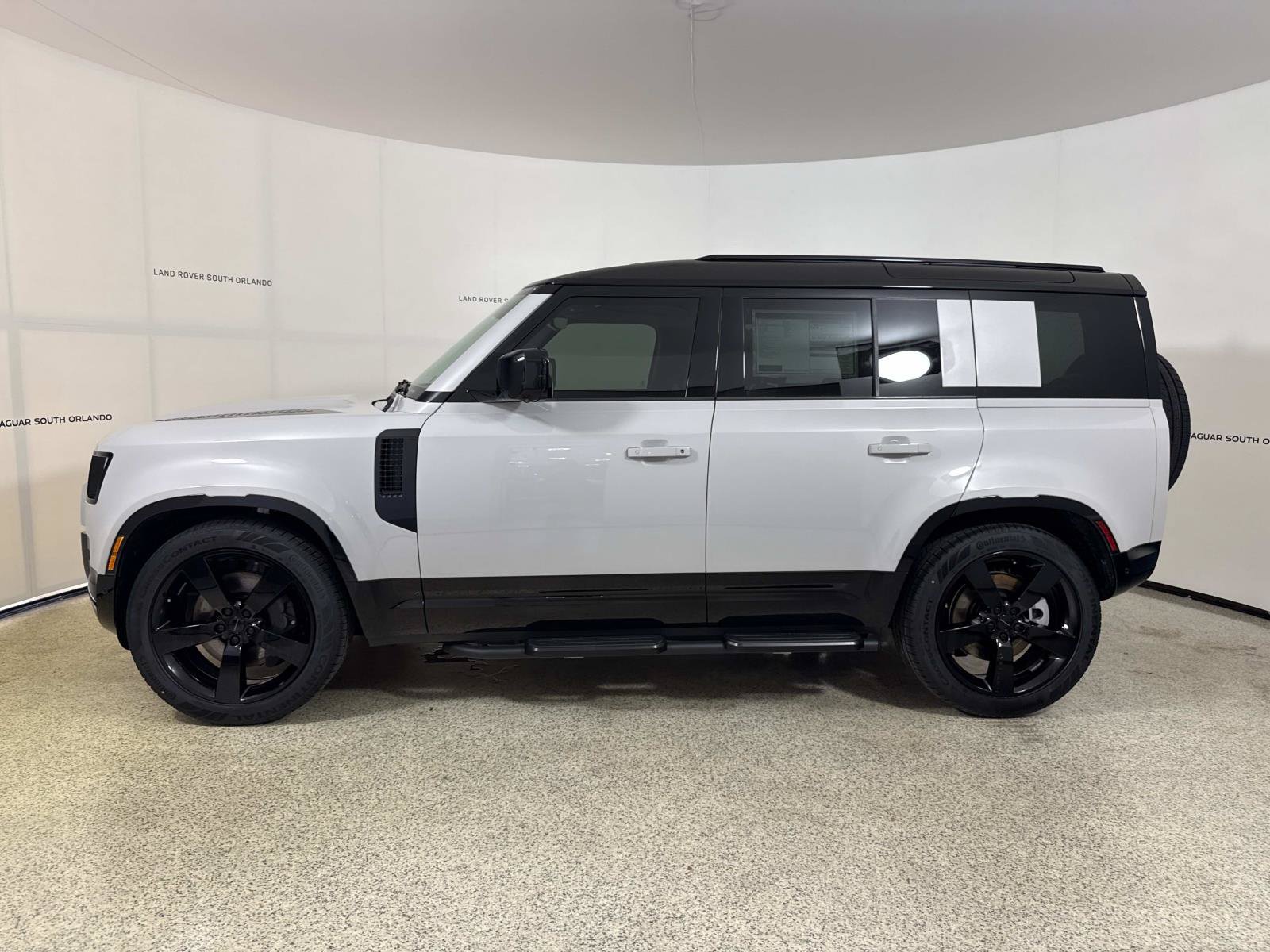 New 2026 Land Rover Defender 110 X-Dynamic SE AWD/4WD image 2
